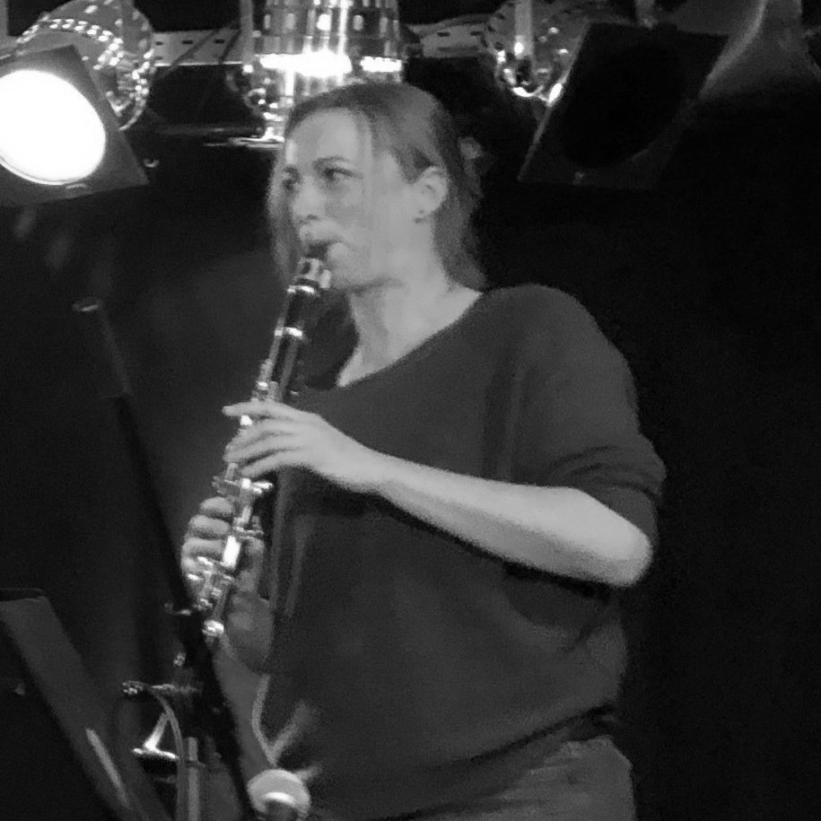 Anna ist mit ihrer Klarinette seit 2019 Teil des Klezmerorchesters Erfurt und zudem Klarinettistin der Hamburger Klezmerband "Donjana".