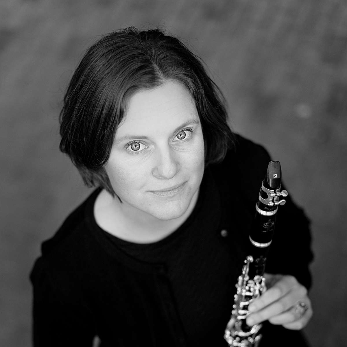 Judith spielt im Klezmerorchester Klarinette und ist vor vielen Jahren in die Klezmerwelt eingetaucht. In ihrem Wohnort Basel initiiert sie Treffen der "Open Klezmer Kapelye" und KlezWeCan-Workshops.